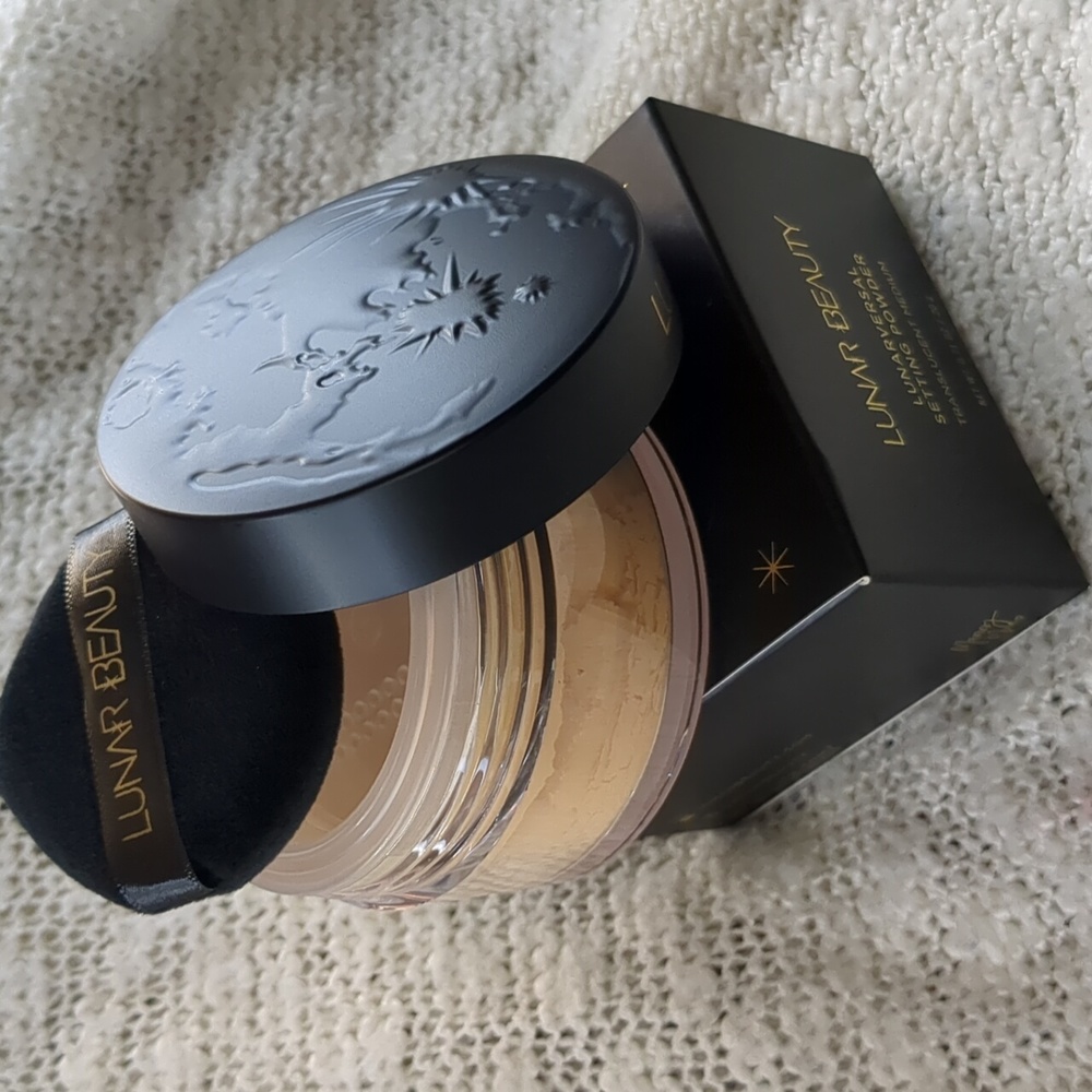 LUNAR BEAUTY LUNARVERSAL Setting Powder w/Puff in Medium, 20g/0.71oz - Picture 2 of 14